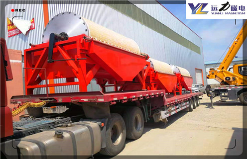 磁選機(jī)設(shè)備是用來分級選礦的重要工具之一_鐵礦選礦磁選機(jī)設(shè)備是用來分級選礦的重要工具之一磁場一般為多少_磁塊如何排列，我們都知道磁選機(jī)設(shè)備是用來分級選礦的重要工具，是選礦領(lǐng)域最經(jīng)常使用的磁選機(jī)設(shè)備，磁選機(jī)的種類很多，磁選機(jī)品種之間可以聯(lián)合使用，同時(shí)磁選機(jī)設(shè)備可以和其他的選礦設(shè)備聯(lián)合使用，磁選機(jī)設(shè)備還可以用在鐵礦生產(chǎn)線、銅礦生產(chǎn)線、錳礦生產(chǎn)線、褐鐵礦生產(chǎn)線中應(yīng)用。濰坊機(jī)械生產(chǎn)強(qiáng)磁選機(jī)設(shè)備，這種磁選機(jī)才用了閉合的磁性體系，磁性兩級是相對配置的，可以產(chǎn)生更強(qiáng)的磁場，磁性梯度也更大，濰坊機(jī)械生產(chǎn)的磁選機(jī)設(shè)備還裝備了磁性鐵介質(zhì)，這樣的好處就是更加高效的完成礦物分級工作。 一、磁選機(jī)設(shè)備是用來分級選礦的重要工具之一_鐵礦選礦磁選機(jī)設(shè)備是用來分級選礦的重要工具之一磁場一般為多少_磁塊如何排列 1、濰坊磁選機(jī)還采用了多層的選別間隙，間隙的調(diào)節(jié)性更強(qiáng)，可控制力度更大。濰坊機(jī)械有限公司采取這種控制磁選機(jī)發(fā)展的方式極大的提高了整個(gè)生產(chǎn)線的使用和利用效率。我們知道磁選機(jī)的磁間距非常重要，但間隙都很小，磁通大體是直行的，受到的阻力小，且磁通較集中，磁通密度大，磁場強(qiáng)度高;同時(shí)感應(yīng)磁極表面曲率較大，形成較高的磁場梯度。 2、因?yàn)閷Υ判缘V粒產(chǎn)生的磁力等于磁場強(qiáng)度與磁場梯度的乘積，所以強(qiáng)磁場磁選機(jī)能產(chǎn)生很大的磁力，磁性間距的大小將直接關(guān)系到整個(gè)磁性分級效果的好壞，磁性間距大，分級效率高，磁選機(jī)處理物料的速度快，但是跑尾會(huì)比較多，純度的提取不容易;但是磁性間距過大同樣會(huì)造成不利的影響，因?yàn)榇胚x機(jī)太小的話，處理物料的速度慢，效率低下，不利于提高磁選機(jī)生產(chǎn)和制造的整體性，所以濰坊機(jī)械提醒廣大用戶在使用和選擇磁選機(jī)的過程中以定要關(guān)注磁選機(jī)的工作間隙問題。 3、濰坊機(jī)械在制造磁選機(jī)的過程中從節(jié)能出發(fā)，大力采用了永磁性鐵礦物作為磁性的源泉，所以，電池應(yīng)用得當(dāng)，分級力度大，分選效果好，電池場的磁場強(qiáng)度高，并且在長時(shí)間使用之后不會(huì)產(chǎn)生退磁，跑磁的現(xiàn)象，濰坊機(jī)械生產(chǎn)的磁選機(jī)還安裝了除塵裝置，讓其在生產(chǎn)和利用的過程中能夠保證周圍環(huán)境的干凈整潔，提高工人們的選用性，提高整體工作效益。 &emsp;&emsp;